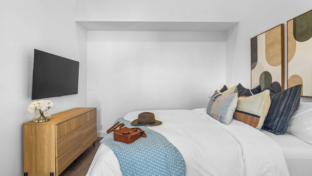 Stylish 3-story Retreat With Hot Tub & Firepit Near Park City High West Hideaway by Avantstay