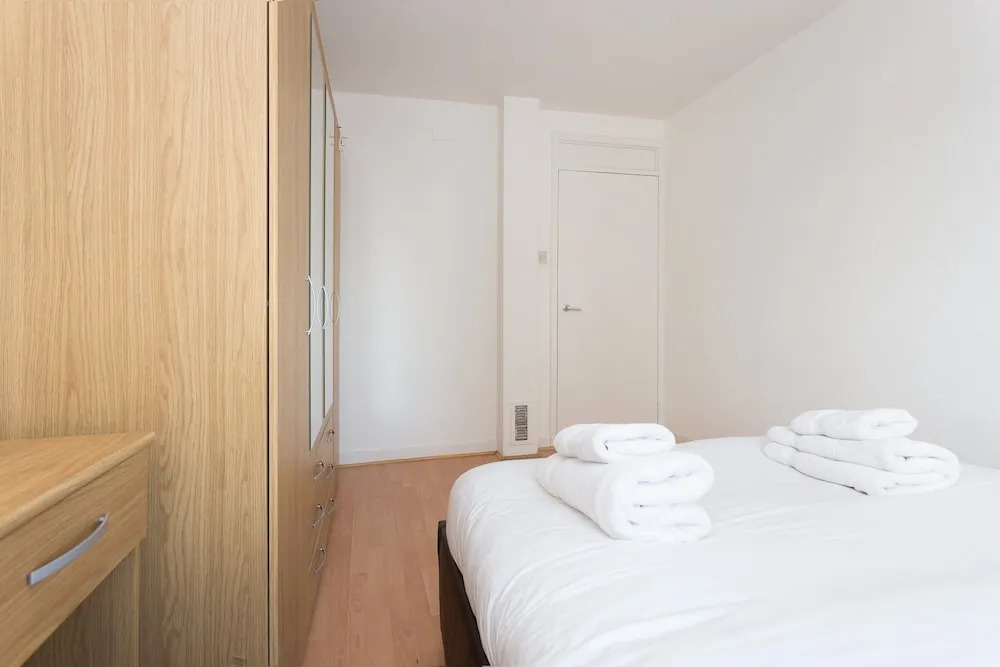 4 Bedroom Apartment in Shepherd's Bush Accommodates 10