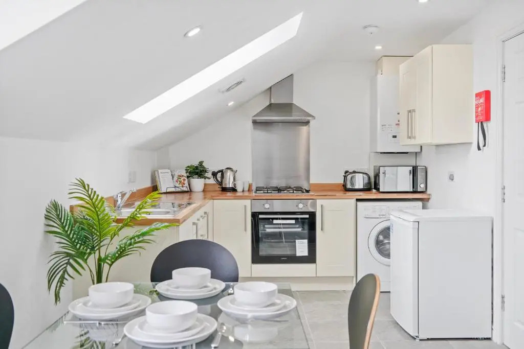 NEW 5 Sarah House by Truestays - 2 Bedroom Apartment - FREE Wifi & Parking