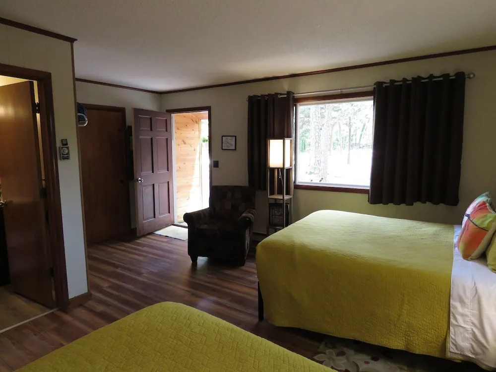 Tall Pines Inn