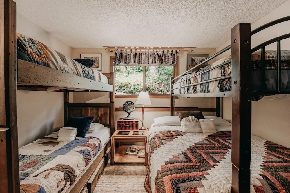 84sw - Sauna - Soaker Tub -  Fireplace - Sleeps 6 2 Bedroom Home by RedAwning