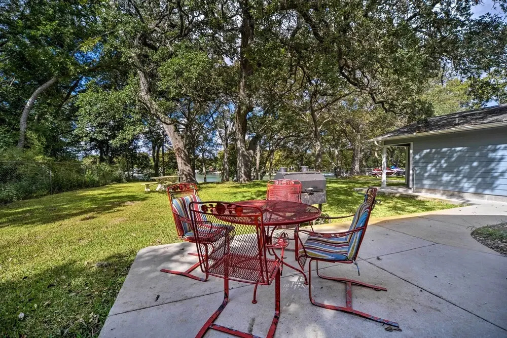 'the Petite Lake House' in Seguin w/ Patio!