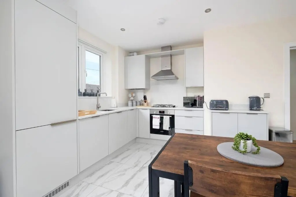 Oxford Rd 2 Bed Serviced Apartment 06 with Parking, Reading