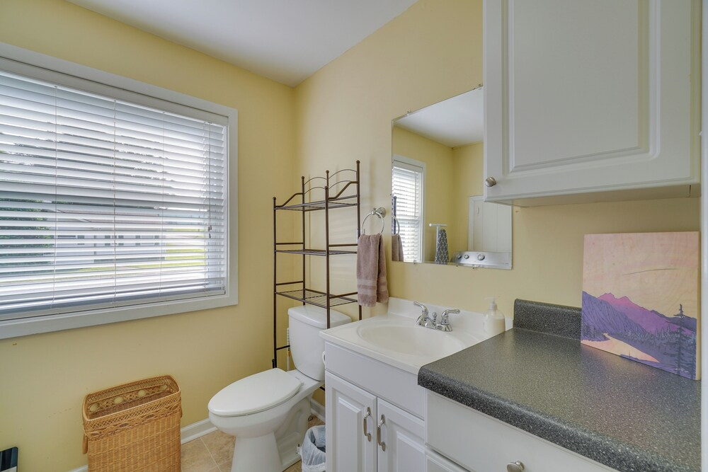 Oak Ridge Retreat w/ Porch < 1 Mi to Downtown