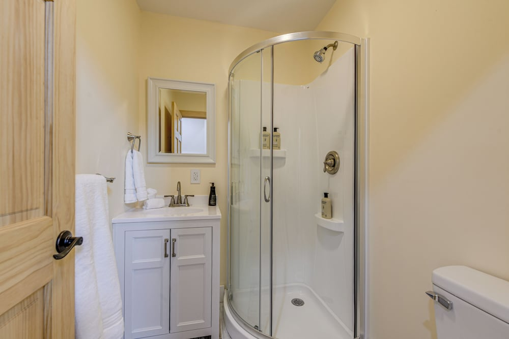 Walk to Main St! Mtn-view Getaway in Waynesville