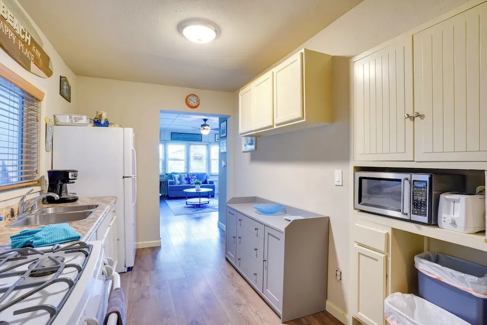 Steps to Beach & Bites: Catalina Island Retreat!