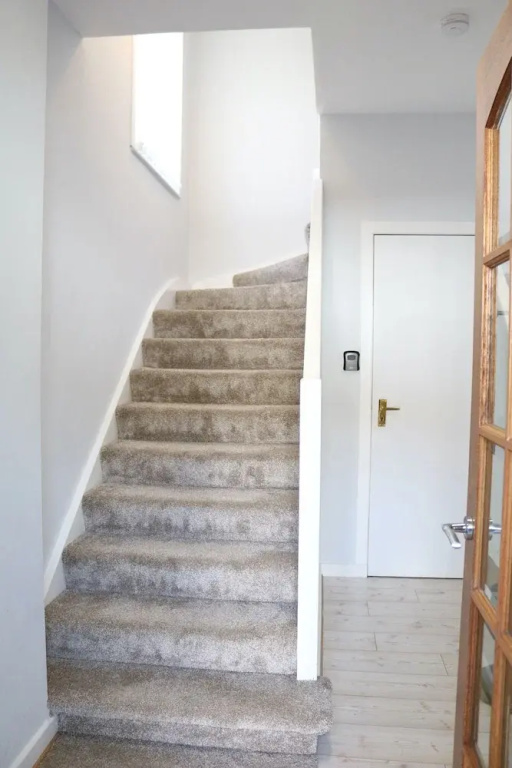 Bright 4 Bed Family Home by the Canal