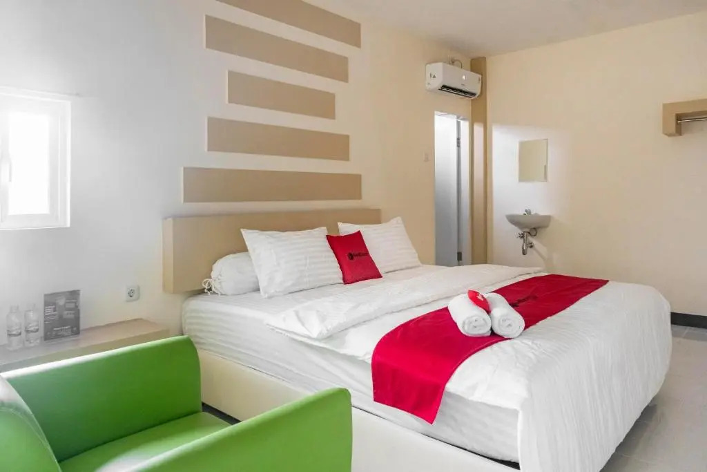 RedDoorz Plus near Millenium ICT Centre Medan 2