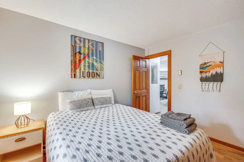 Lincoln Apartment w/ Balcony: 2 Mi to Loon Mtn!