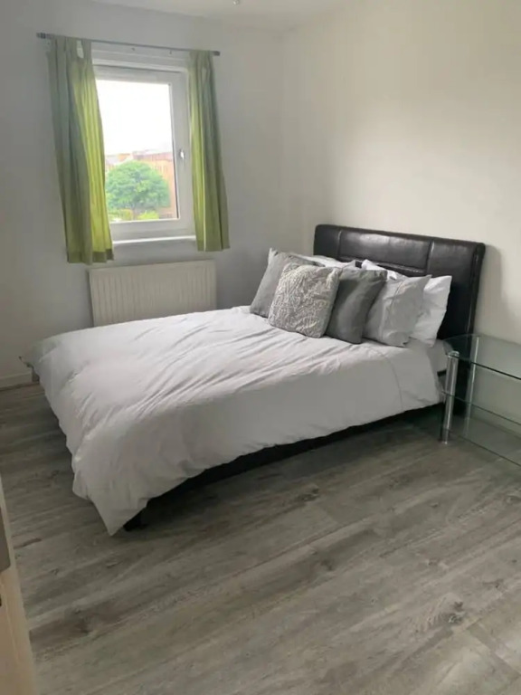 Lovely Spacious 2 Bedroom Flat by the Meadows