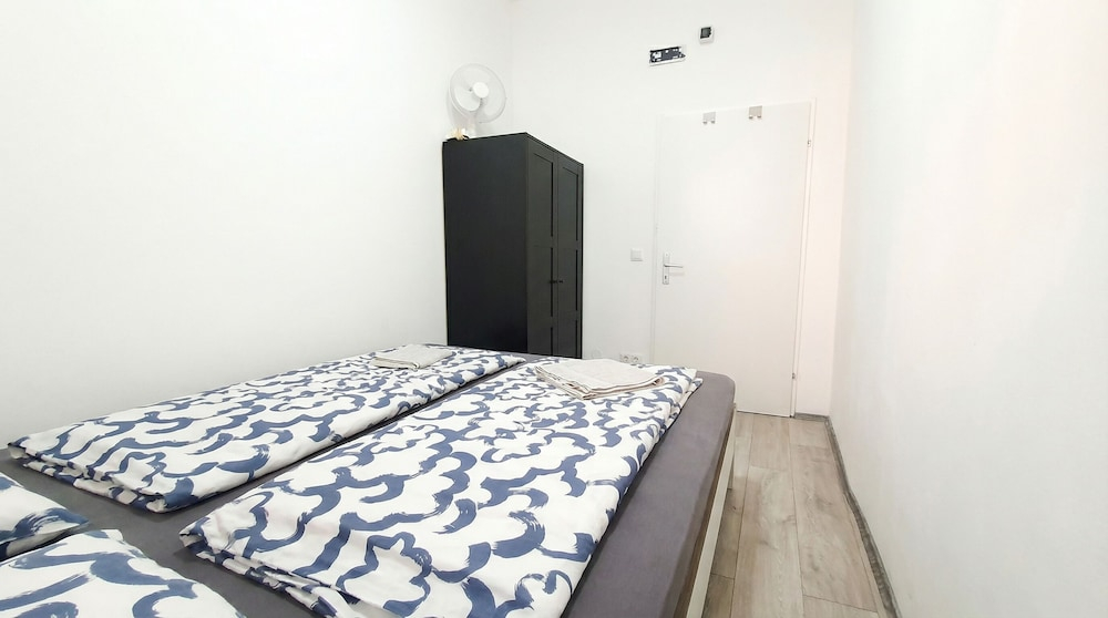 15 Min to Vienna Center - Affordable & Simple 5BR Apt with WIFI
