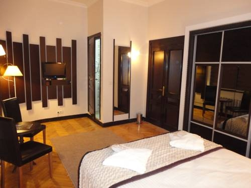 10 Suites Hotel