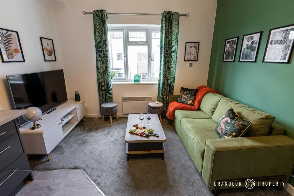 Lovely 2-Bedroom Flat with Parking , Free WiFi