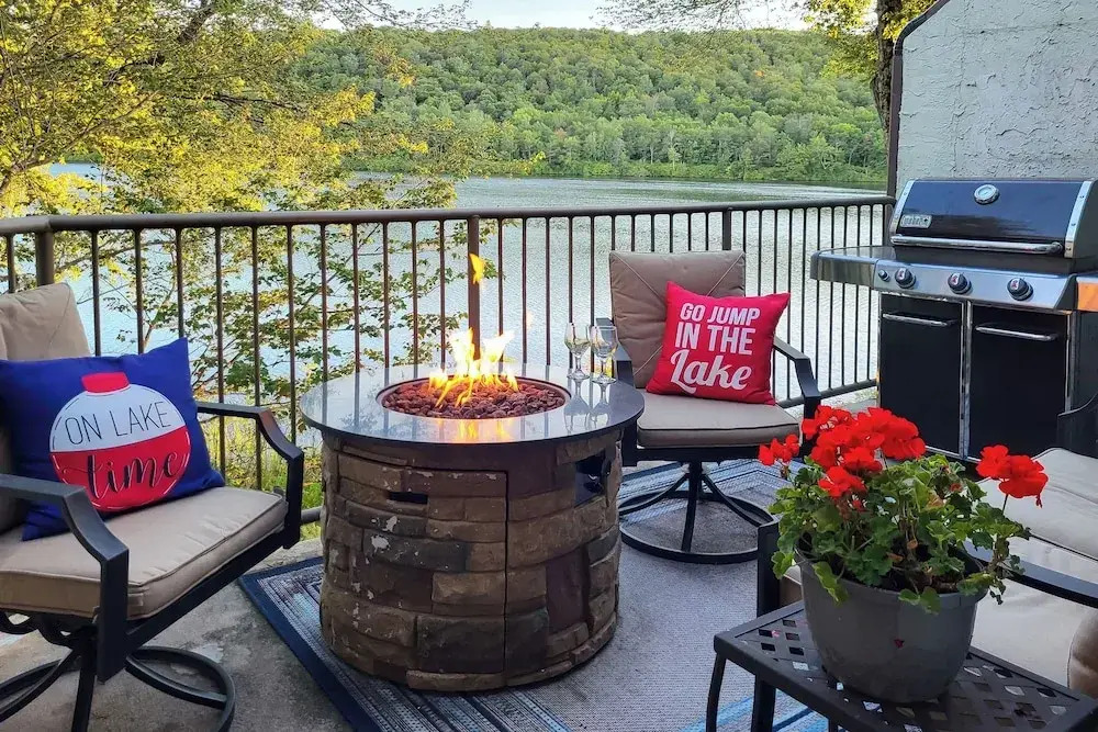 Game Room & Bbq: Waterfront Lake Harmony Condo!
