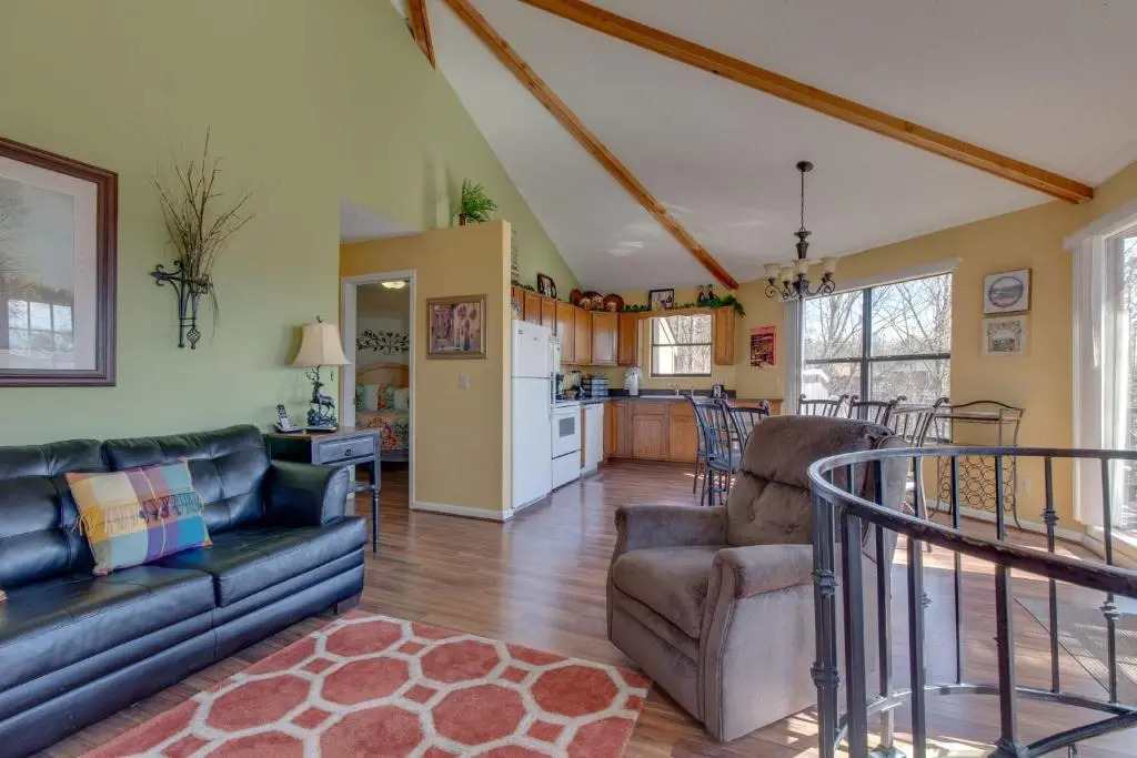 Smoky Mountain Dreams, 3 Bedrooms, Pool Access, Hot Tub, WiFi, Sleeps 7
