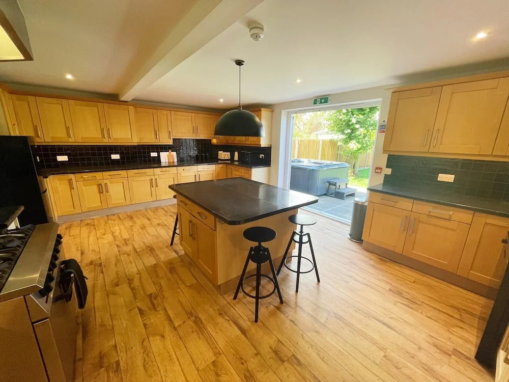 Stunning 8-bed House With Sea & Beach Views