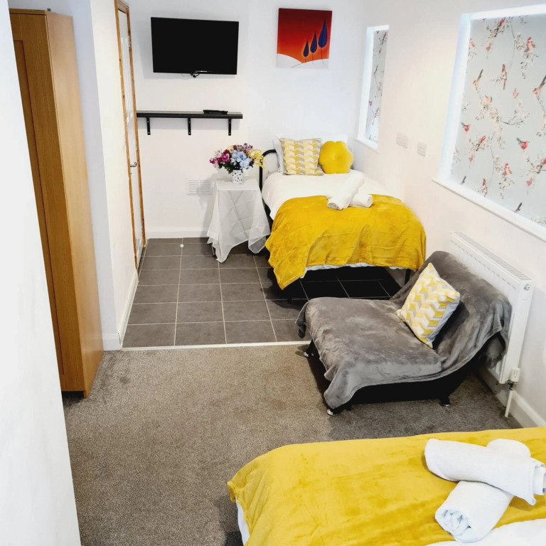 Sheridan - Studio Flats with Extra Beds contractor stay FREE Parking