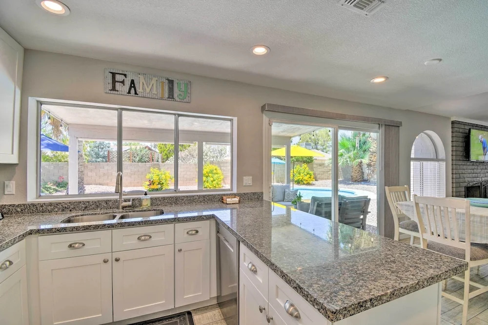 Pool & Putting Green: Scottsdale Family Escape