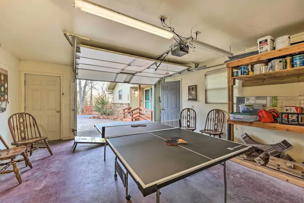 Holiday Island Home: Mountain View + Hot Tub