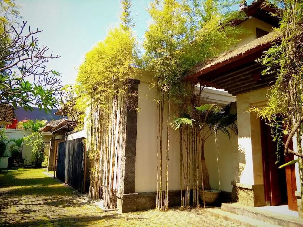 3 bedroom villa river side Legian
