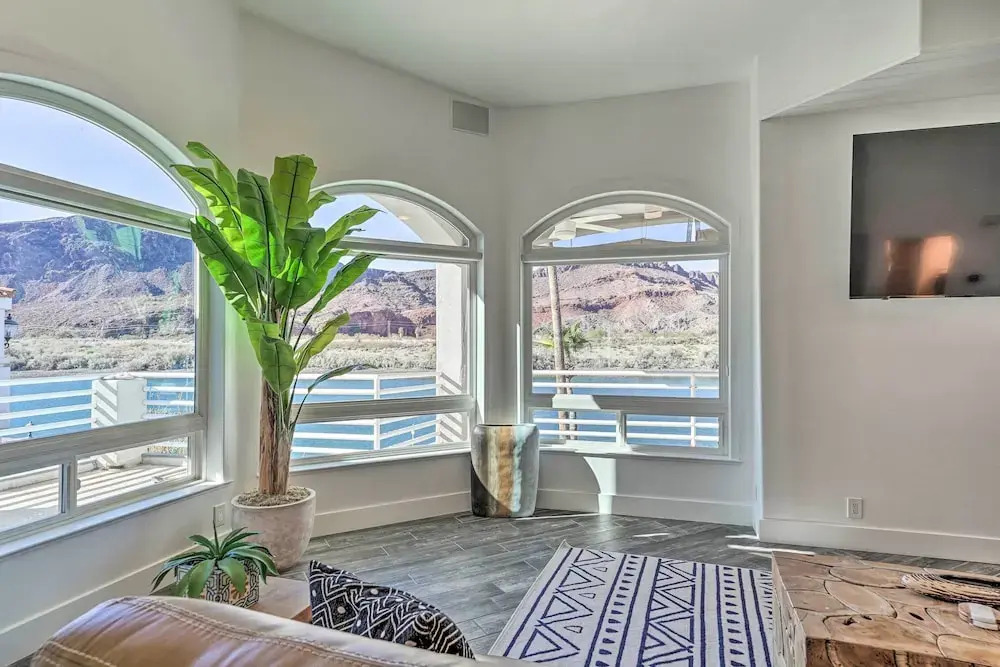 Spacious Parker House on the Colorado River
