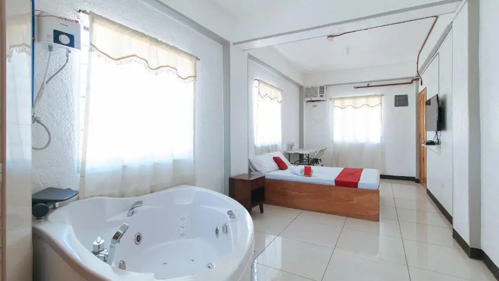 RedDoorz Plus near Tambo Paranaque