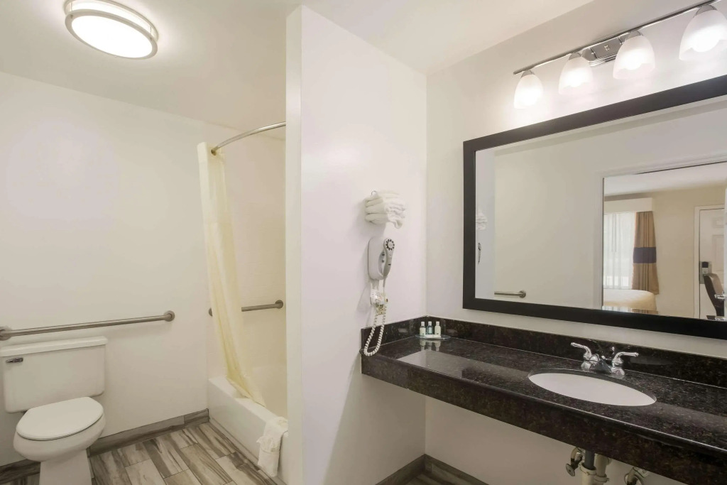 Quality Inn & Suites Greensboro near Lake Oconee