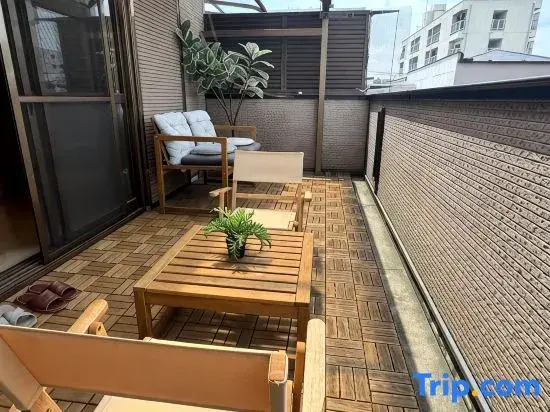 "Jiayi" 3-story building with elevator, 3 bedrooms, 2 bathrooms, 1 living room, 1 kitchen