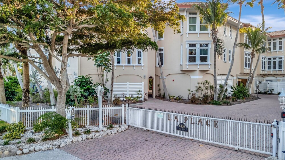 Oceanview 3B Condo w Beach Access Heated Pool
