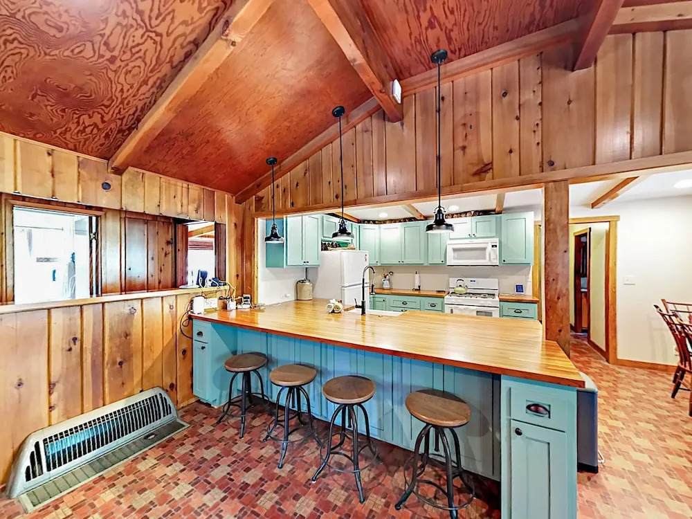 68 Alpine Home 4 Bedrooms 2 Bathrooms Home