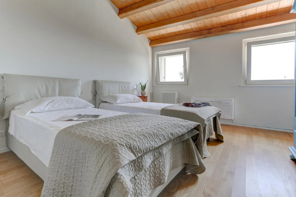 2Balsl   Montefreddo - Large Two Bedroom Split Level