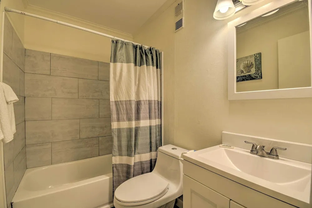 Walk to Ocean: Cozy Condo in North Myrtle Beach!