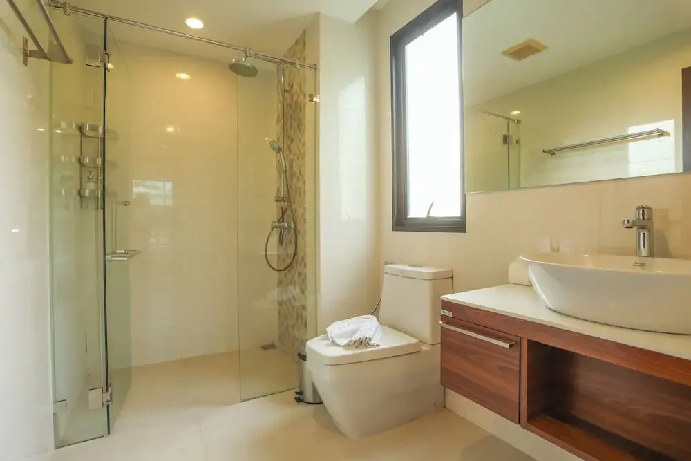 Chic Condo Just 100m from the Shore c130