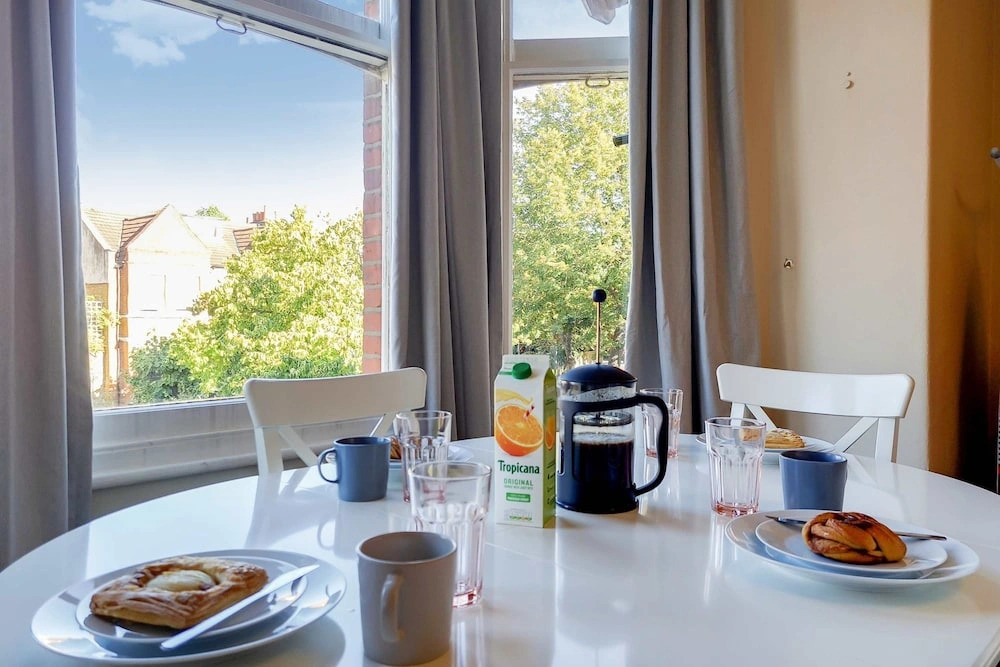 Apartment w Workspace in Ealing