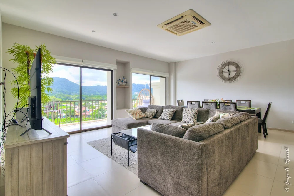 Luxurious and Warm Condo Just Step From the Beach!