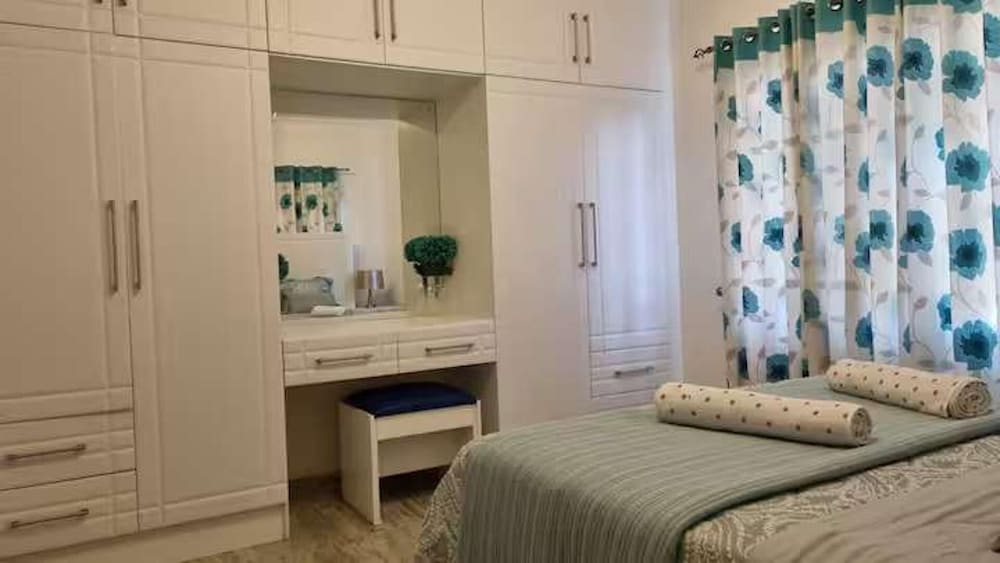 Cottage - Sleeps 4 - Pool - Near Airport