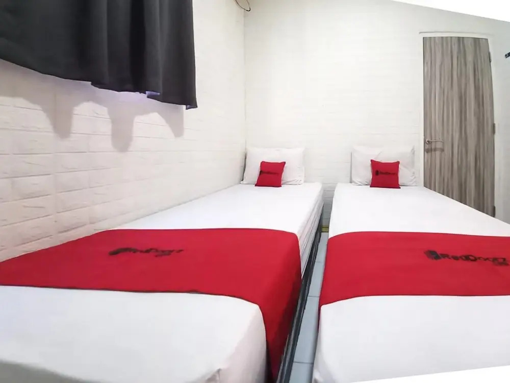RedDoorz at Luxury Homestay near Aloha Waru Surabaya
