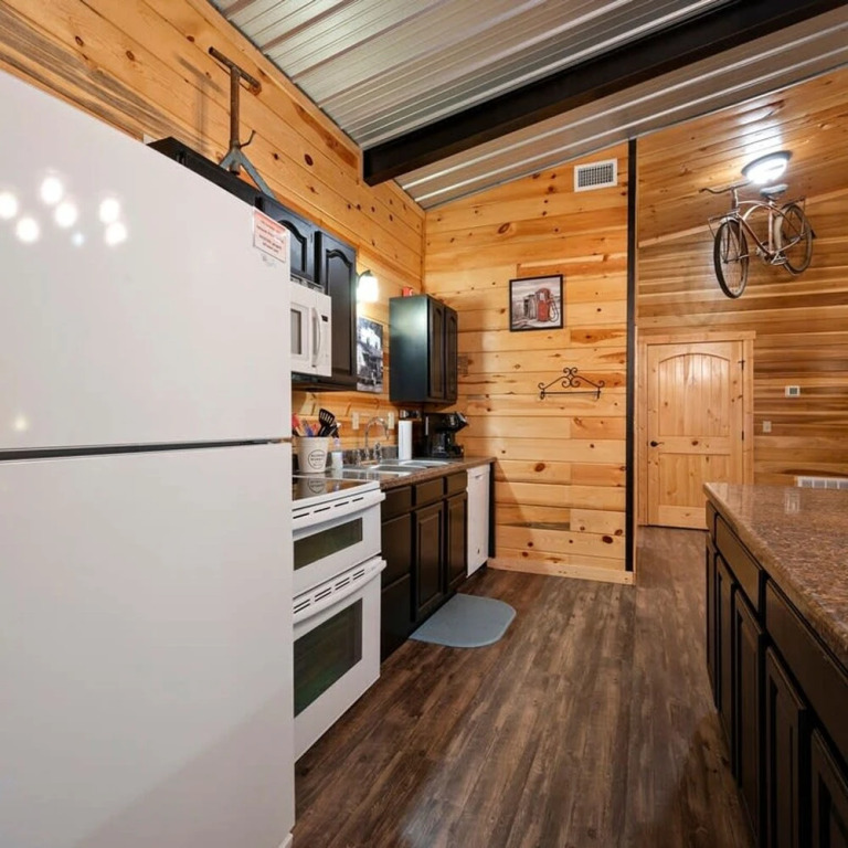 Modern Cabin in Broken Bow w Hot Tub Firepit