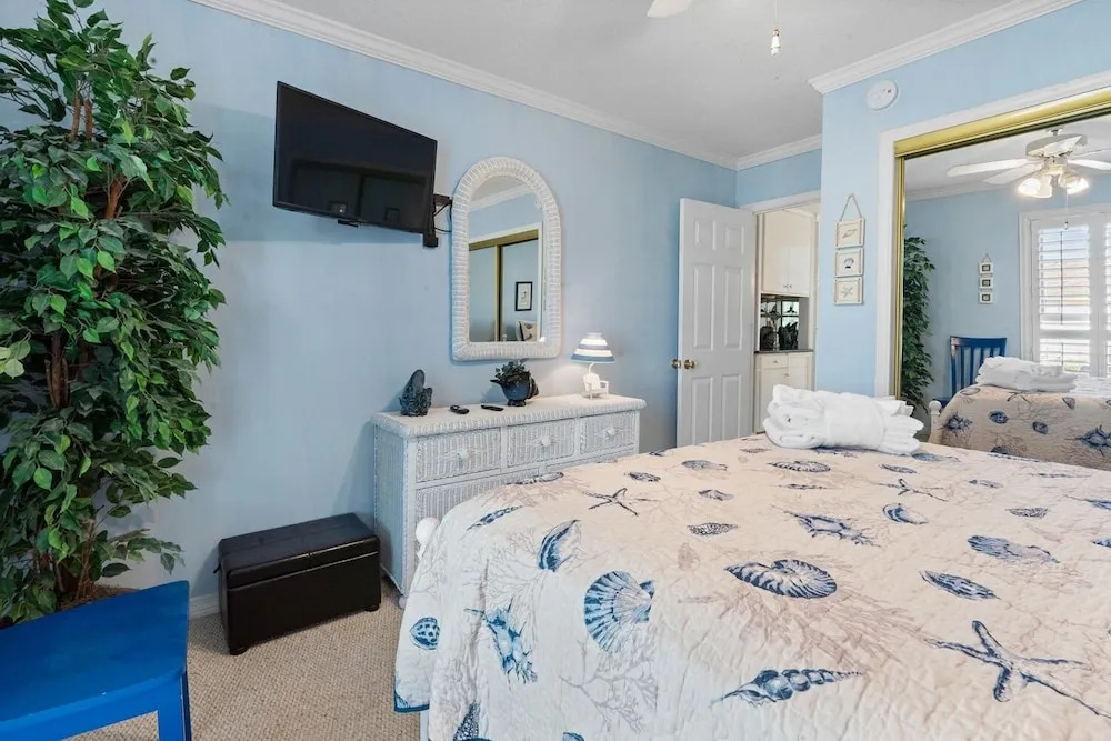 Happy Beach Villa 3 Bedroom Condo by RedAwning