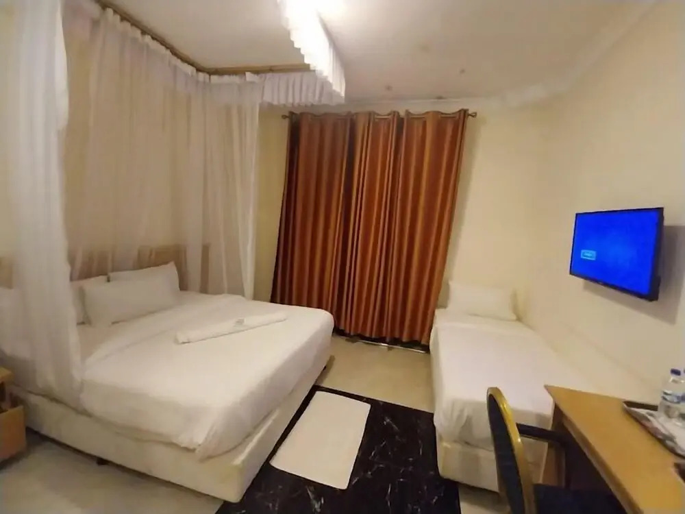 Hotel Discretion LTD
