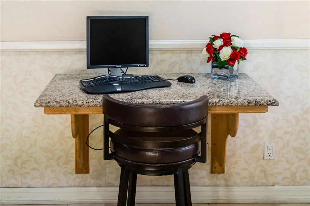 Rodeway Inn & Suites Colton-Riverside