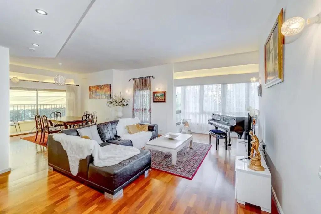 Charming spacious 4BR apt near the sea