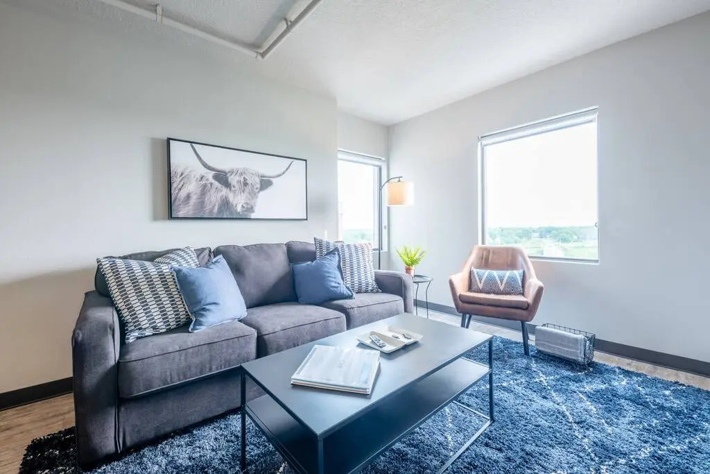 Top Floor!  Amazing Views, Free Parking, Fast Wifi & Gym!