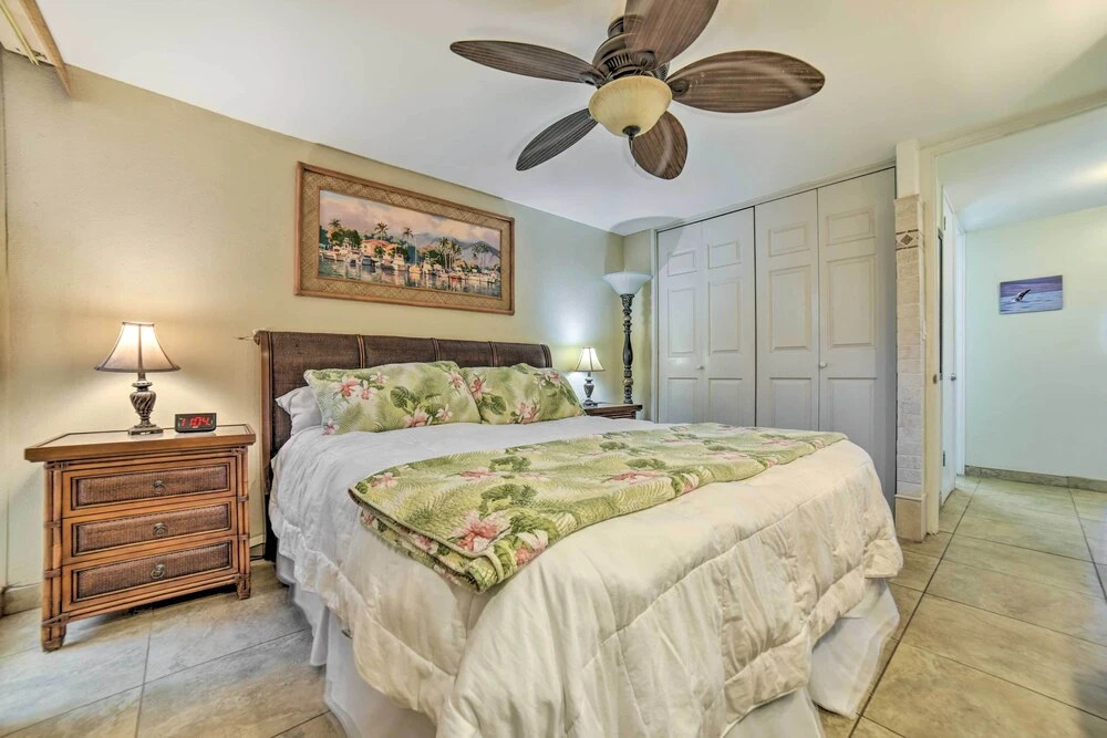 Beachfront Condo: Sunset Views & Pool Access!