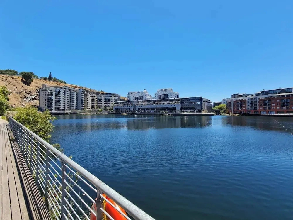 Waterfront Deco Apartment 2 Sleeper Lake Views