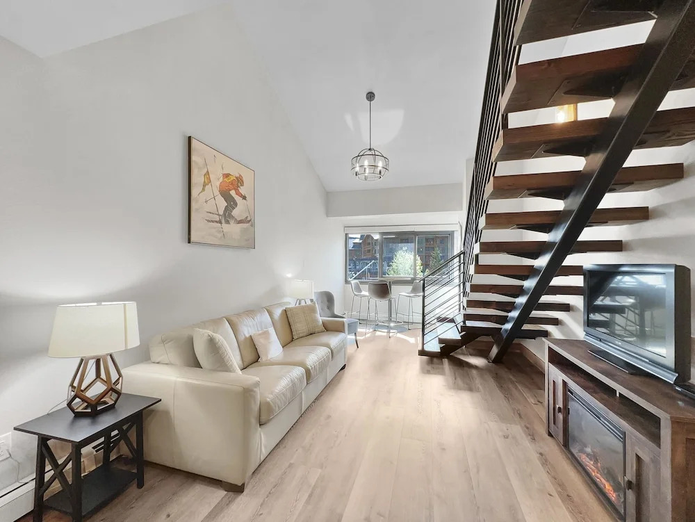 Studio with Prime Location in Heart of Center Village - CJ303 by Redawning