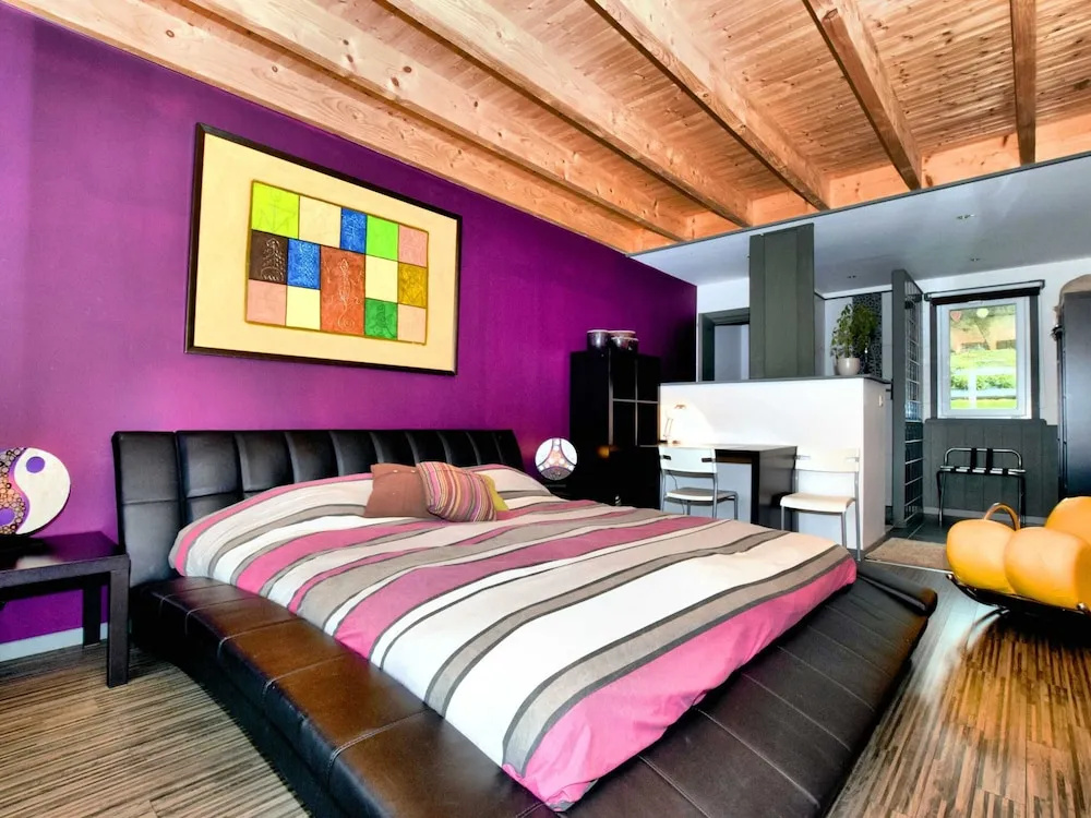Beautiful Villa with Heated Outdoor Pool, Sauna, Hot Tub in Forest