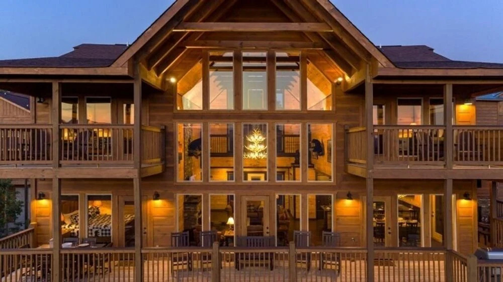 Above The Rest - 4 Bedrooms, 4.5 Baths, Sleeps 12 4 Home by Redawning