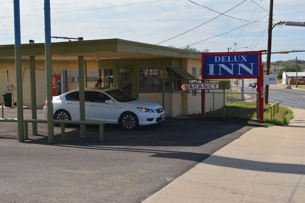 Delux Inn