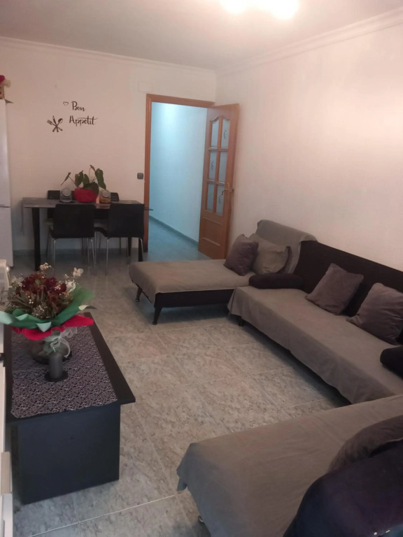 habitación pequeña en piso compartido con 2 adultos y 1 perrito